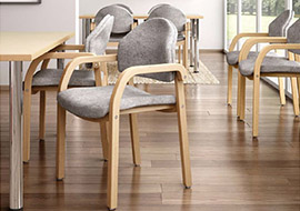 Chaises en bois avec accoudoirs pour la salle a manger de la maison de retraite Soleil