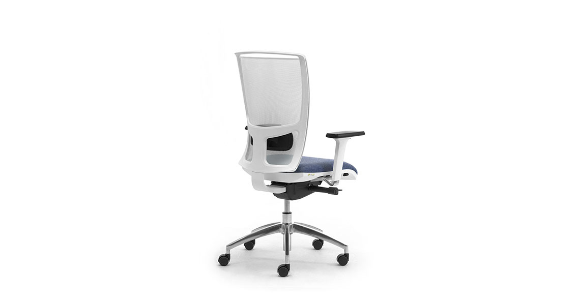 design-fauteuil-blanc-avec-dossier-filet-cometa-w