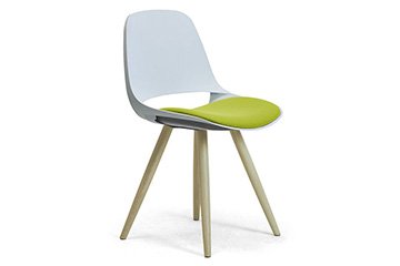 Chaises en plastique monobloc pour l'ameublement des magasins et des boutiques avec gout et style Cosmo