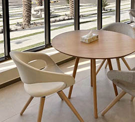 Fauteuils au design enveloppant et au style minimaliste pour le hall d'entree.