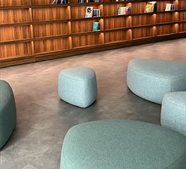 Pouf pour open-space dans le mobilier de bibliotheque