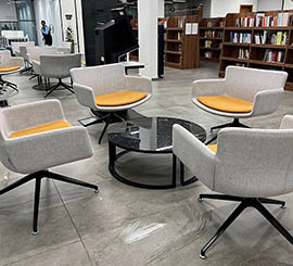 Fauteuil large et bas pour salon, hall d'entree, salle d'attente