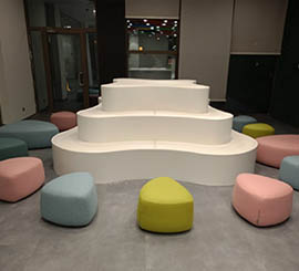 Pouf colore' au design unique et personnel