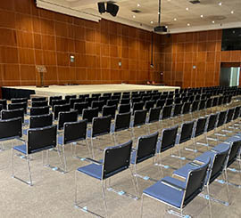 Chaise au design unique et moderne pour les salles de conference, de congres et de seminaire