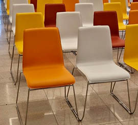 Chaise coloree pour salles de cours, de conference et de seminaire