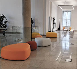 Pouf colore' pour les espaces communs en open space, dans les halls et les entrees