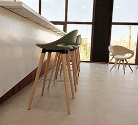 Tabouret de bar au design moderne avec pieds en bois