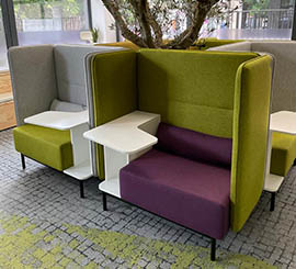 Canape' avec table integree pour le hall, l'entree et la salle d'attente