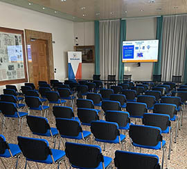 Chaises pour salles de formation, de conference et d'enseignement