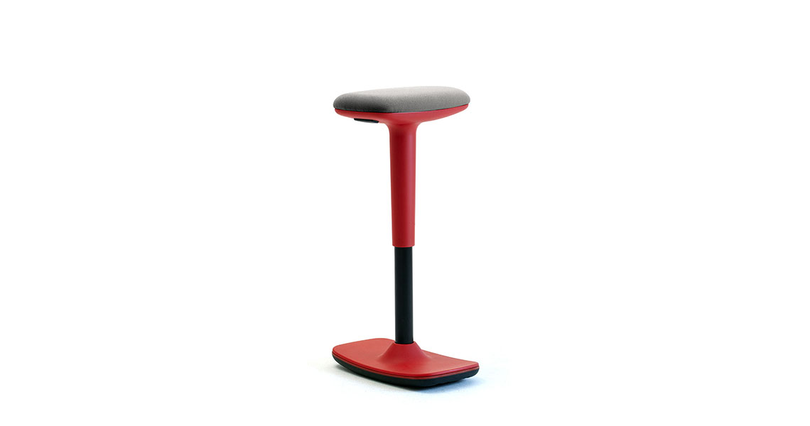 tabouret-debout-basculant-p-travail-semi-assise-twist-img-02