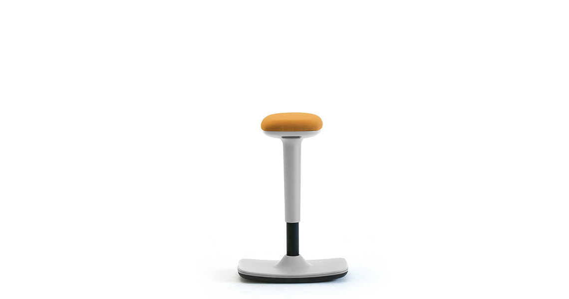 tabouret-debout-basculant-p-travail-semi-assise-twist-img-06