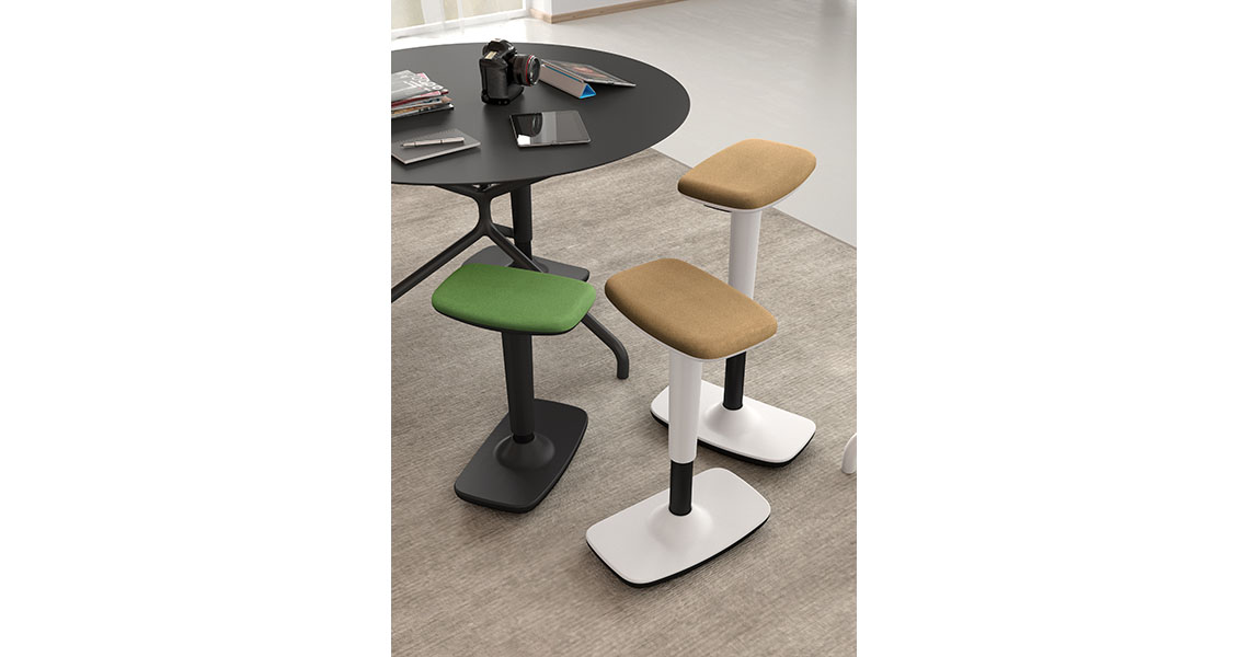 tabouret-debout-basculant-p-travail-semi-assise-twist-img-08